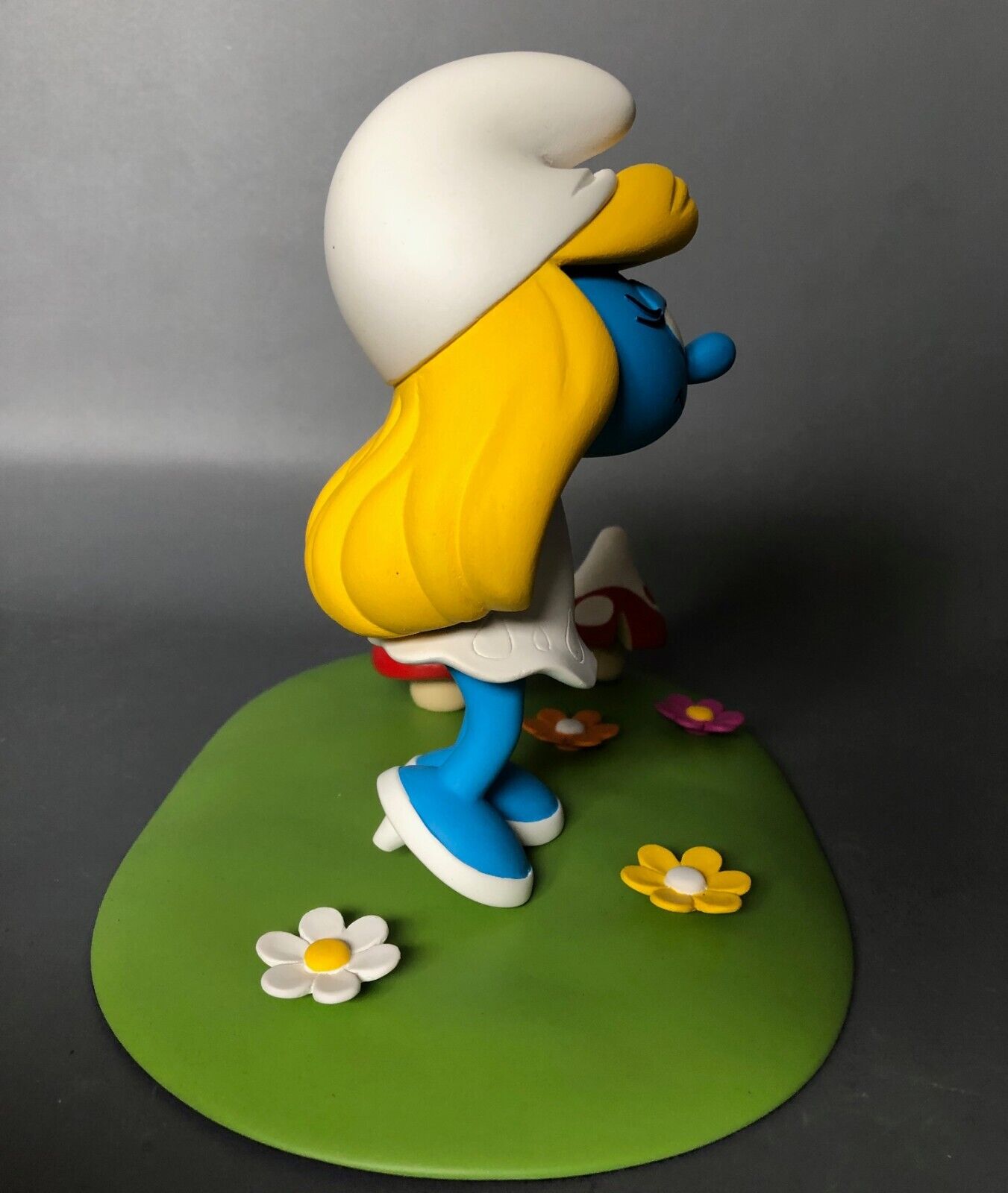 Figurine exclusive, La Schtroumpfette blonde avec son socle