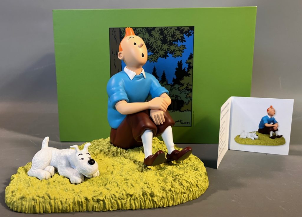 Figurine de collection Tintin et Milou assis dans l'herbe (47001