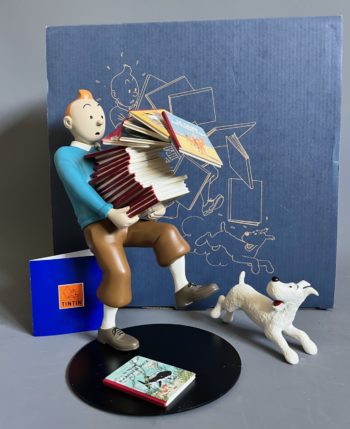 Hergé - Tintin tenant les albums - Version 1 - Moulinsart - 2011