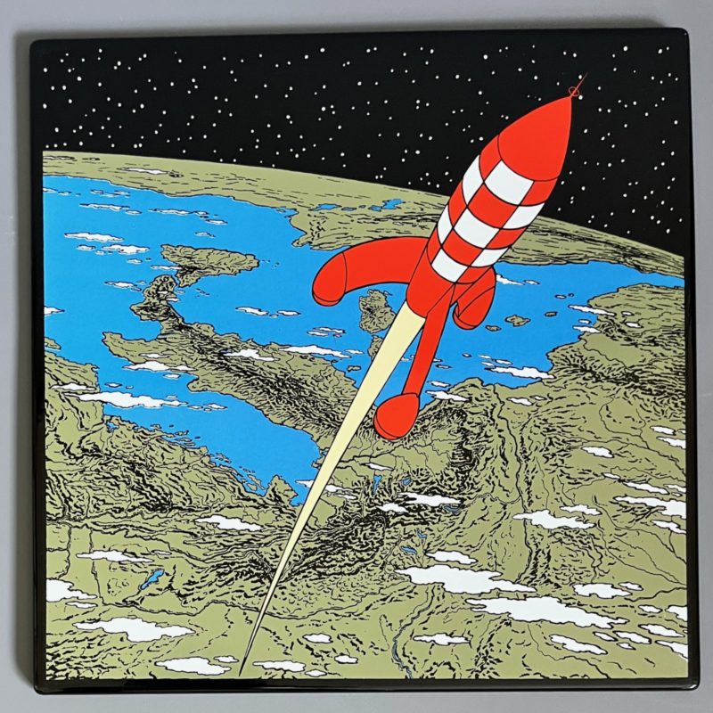 Hergé - Plaque émaillée On a marché sur la lune - Fusée quittant la terre - 35X35 - Emaillerie Belge - 1985