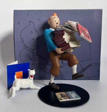 Hergé - Tintin tenant les albums - Version 2 - Moulinsart - 2012