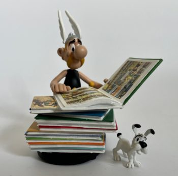 Uderzo et Goscinny - Figurine Asterix pile d'albums - 2e edition - Chez les Bretons - Collectoys - 2018